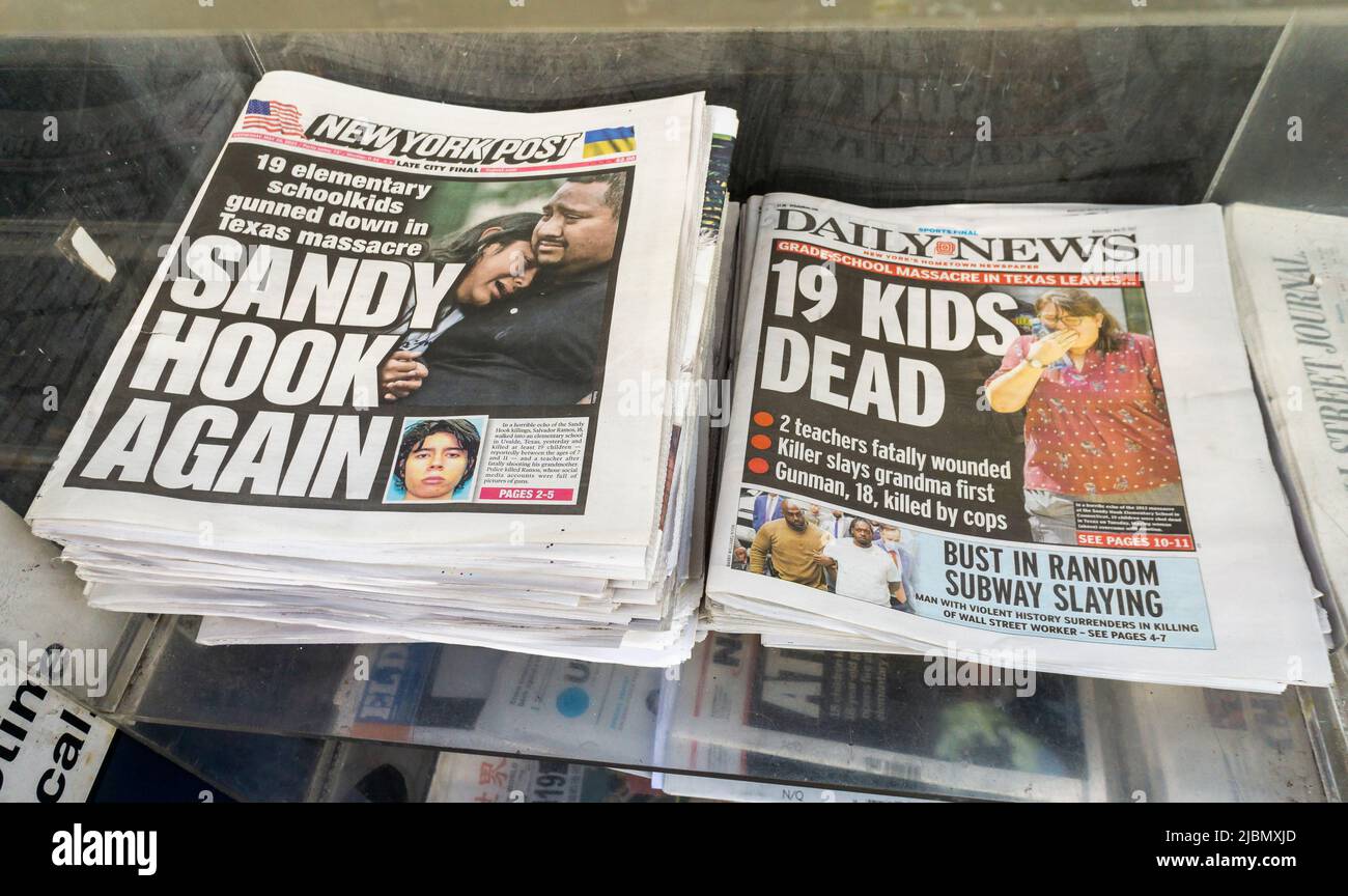 Le prime pagine dei giornali di New York di mercoledì 25 maggio 2022 riportano le riprese di massa dei giorni precedenti nella Scuola elementare Robb di Uvalde, Texas, da parte di Salvador Ramos di 18 anni, che ha lasciato morti 19 bambini e due insegnanti. (© Richard B. Levine) Foto Stock