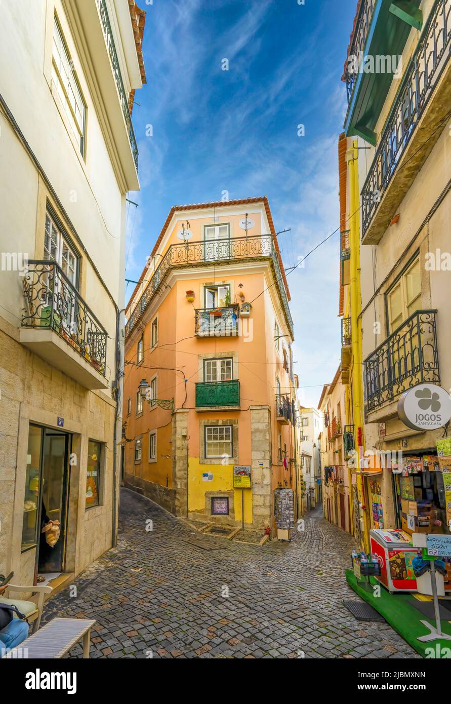 Un'attraente strada acciottolata si trova tra file di vecchie case nel centro di Lisbona, capitale del Portogallo Foto Stock