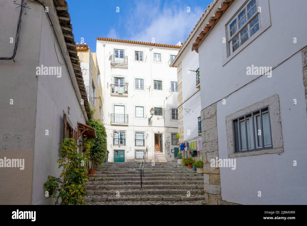Un'attraente strada acciottolata si trova tra file di vecchie case nel centro di Lisbona, capitale del Portogallo Foto Stock