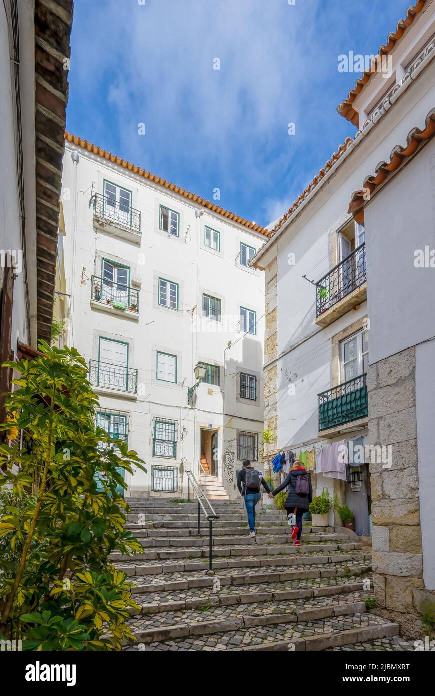 Un'attraente strada acciottolata si trova tra file di vecchie case nel centro di Lisbona, capitale del Portogallo Foto Stock