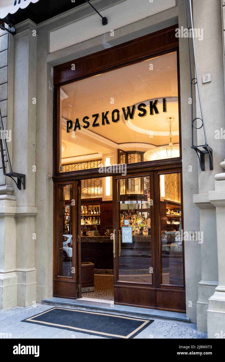 La facciata del caffè Paszkowski, storico bar e ristorante aperto nel 20th secolo, si trova in piazza della Repubblica, Firenze, Italia Foto Stock