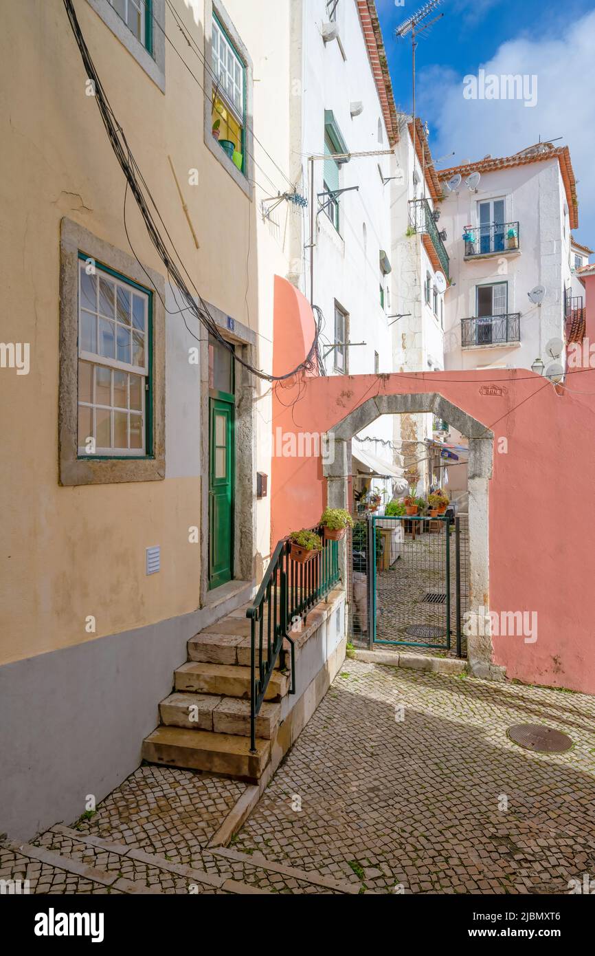 Strada acciottolata e vecchie case nel centro di Lisbona, capitale del Portogallo Foto Stock