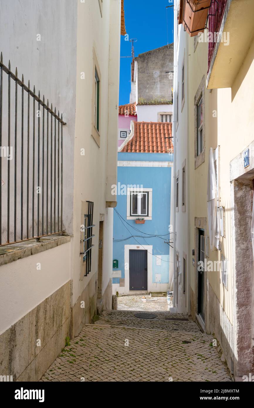 Strada acciottolata e vecchie case nel centro di Lisbona, capitale del Portogallo Foto Stock