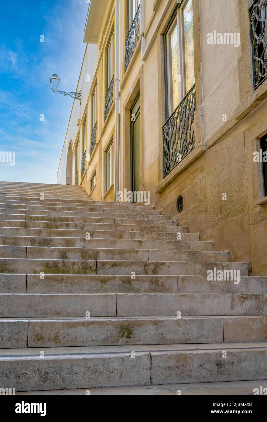 Una scalinata di pietra che conduce verso le case nel centro di Lisbona, capitale del Portogallo Foto Stock