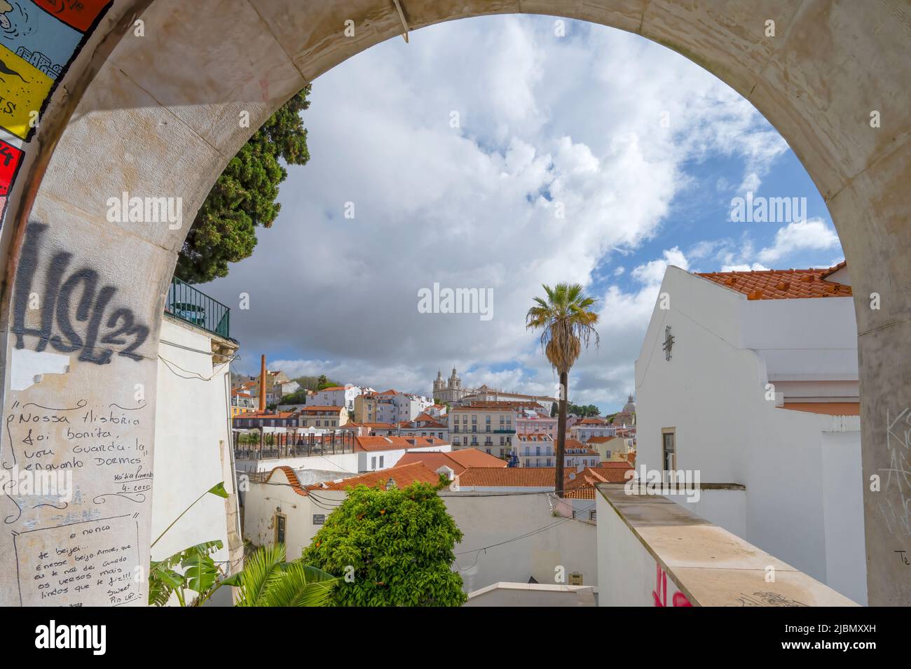 Si può ammirare attraverso un arco e attraverso i tetti delle case nel centro di Lisbona, capitale del Portogallo Foto Stock