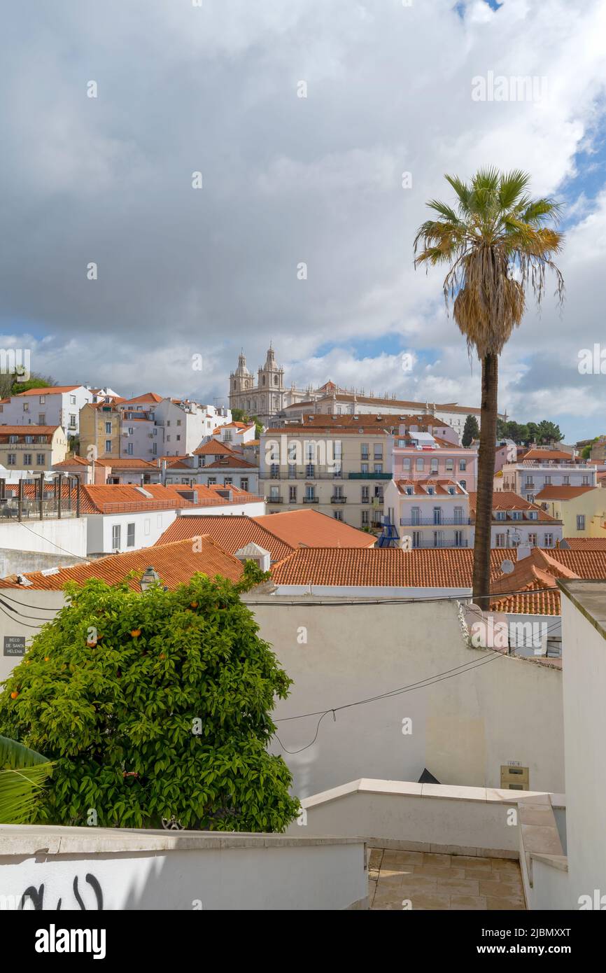 Vista sui tetti delle case nel centro di Lisbona, capitale del Portogallo Foto Stock