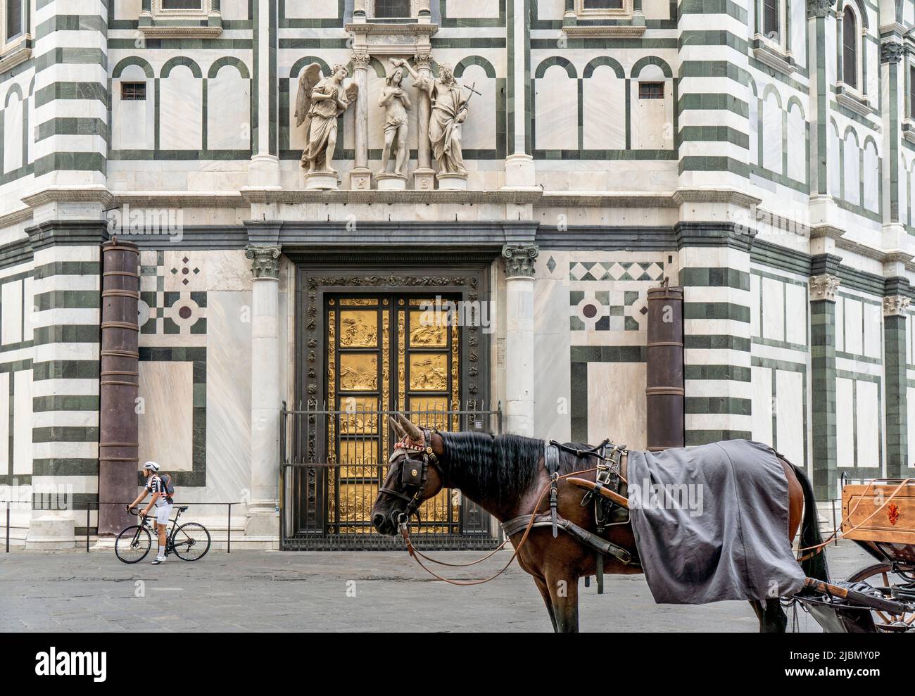 Carrozza trainata da cavalli in piazza Duomo, di fronte alla cattedrale di Firenze, al centro di Firenze, alla regione Toscana, Italia Foto Stock