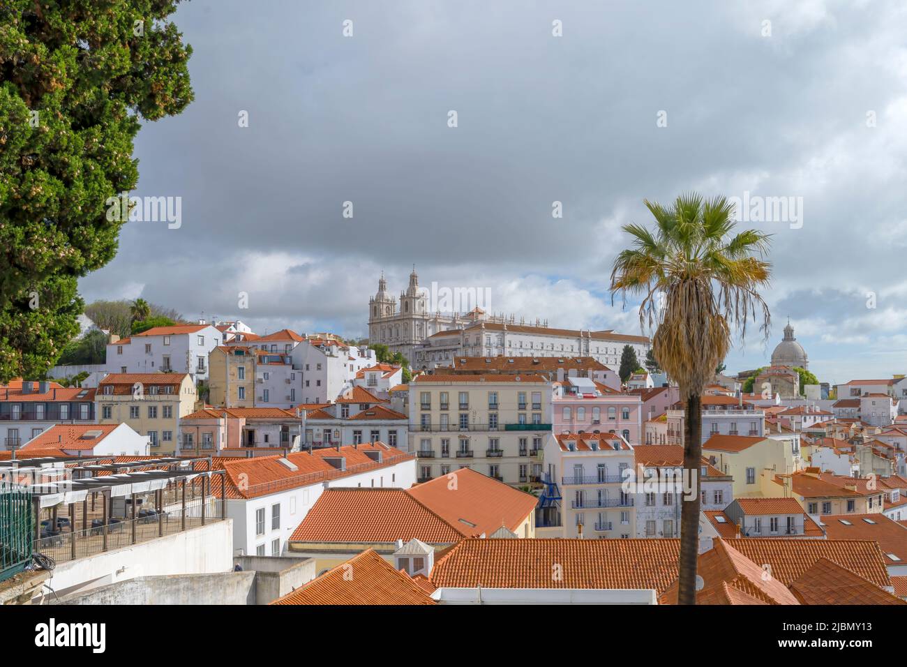 Vista sui tetti delle case nel centro di Lisbona, capitale del Portogallo Foto Stock