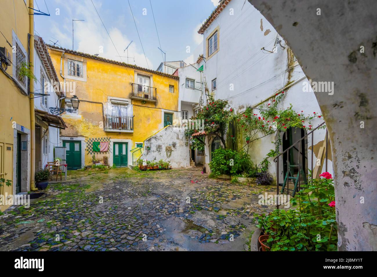 Vecchie, scese, le case circondano un cortile acciottolato nel centro di Lisbona, la capitale del Portogallo Foto Stock