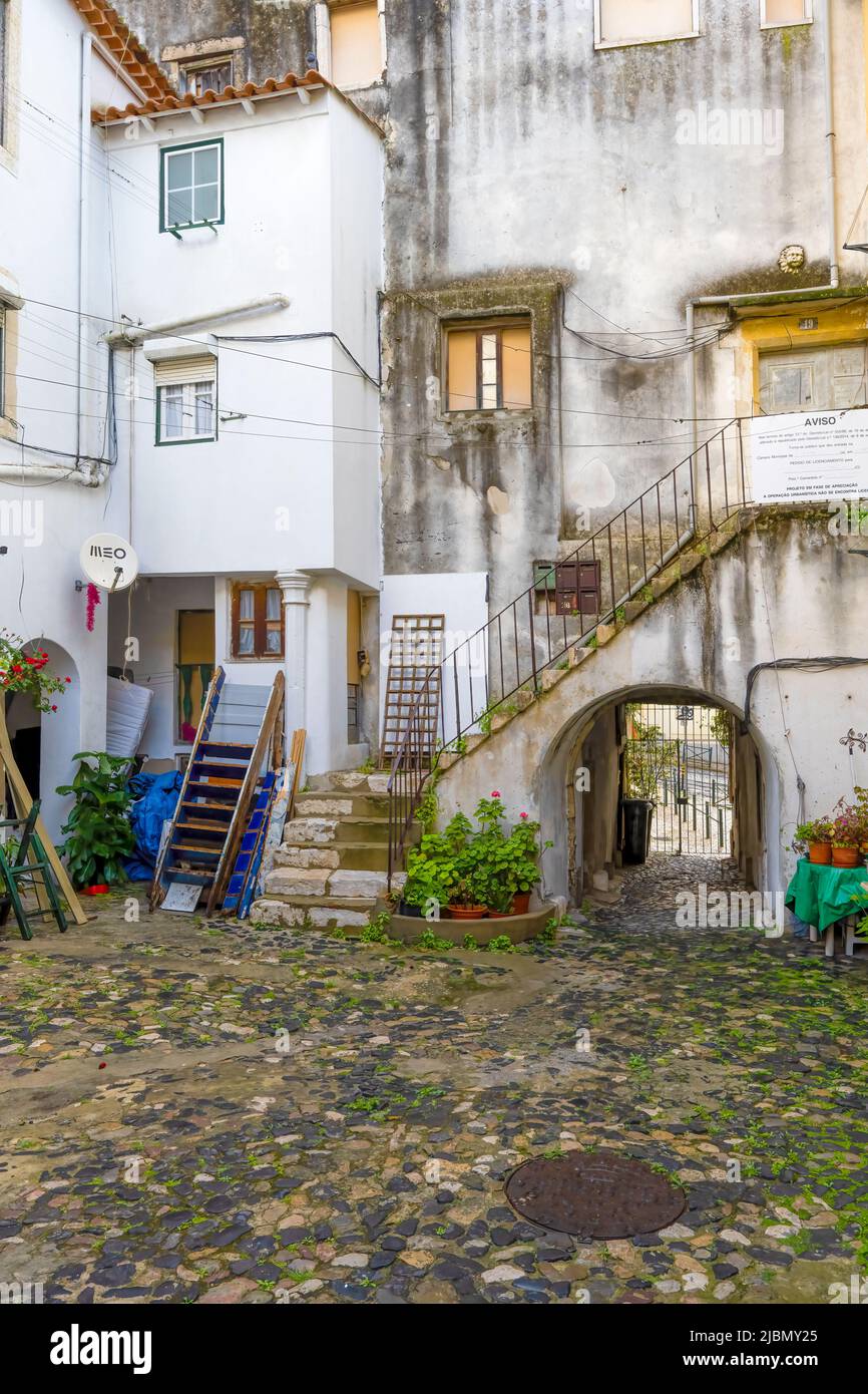 Vecchia casa a conduzione nel centro storico di Lisbona, la capitale del Portogallo Foto Stock
