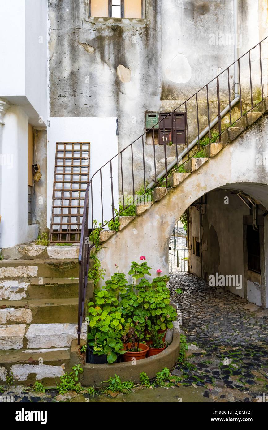 Vecchia casa a conduzione nel centro storico di Lisbona, la capitale del Portogallo Foto Stock