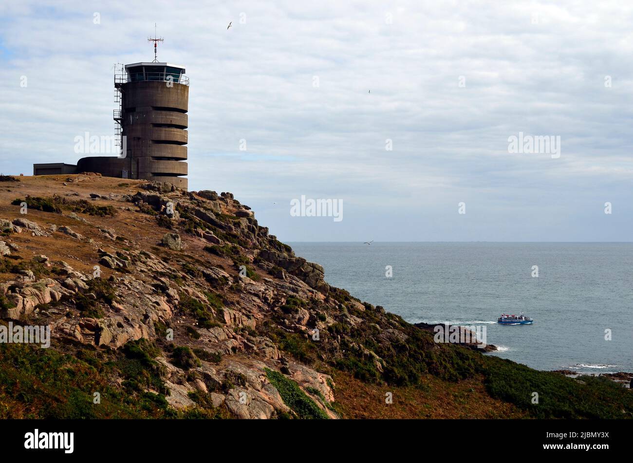 Jersey, torre di guardia tedesca della seconda Guerra Mondiale e bunker a la Corbiere, ora una stazione trasmittente Foto Stock