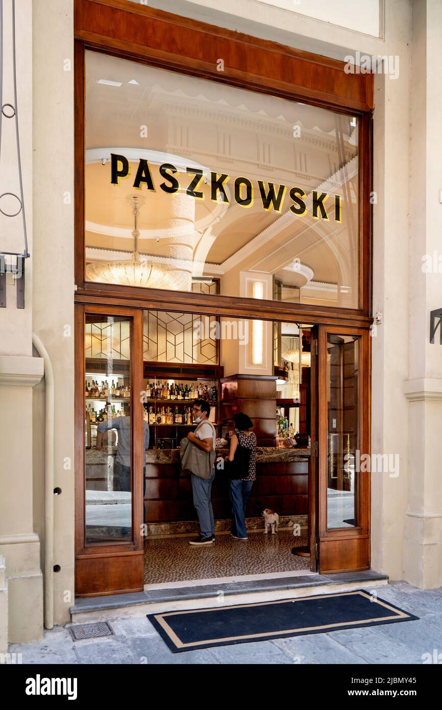 La facciata del caffè Paszkowski, storico bar e ristorante aperto nel 20th secolo, si trova in piazza della Repubblica, Firenze, Italia Foto Stock