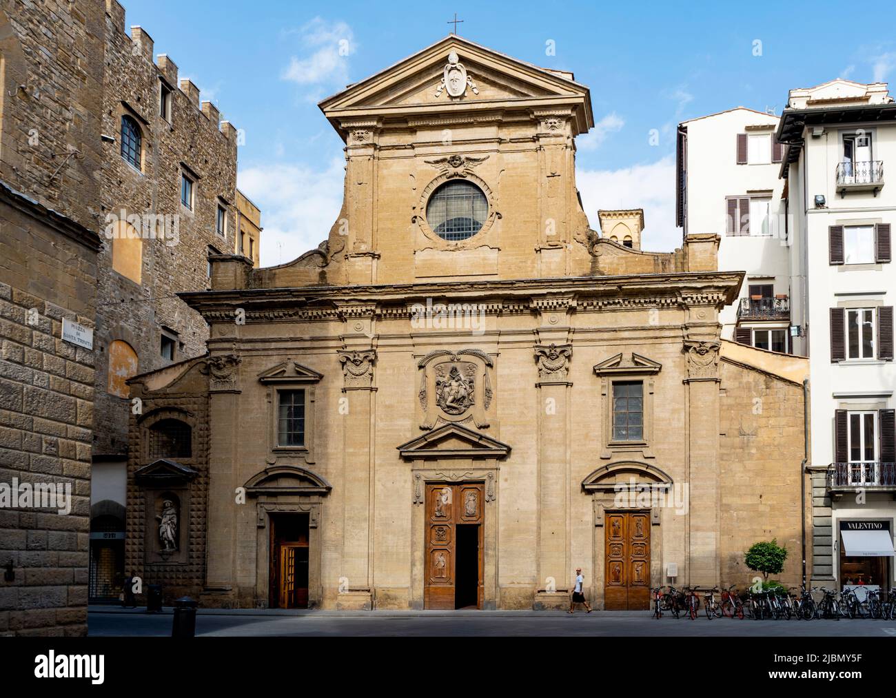 La facciata della basilica di Santa Trinita, costruita nel 13th secolo, in stile rinascimentale e gotico, centro di Firenze, regione Toscana, Italia Foto Stock