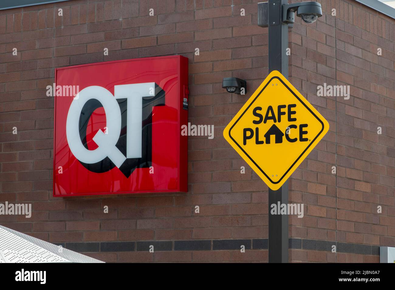 Lansing, Kansas. Apporre un cartello di sicurezza in una stazione Quick Trip. Safe Place designa le aziende e le organizzazioni come luoghi sicuri, rendendo possibile l'assistenza Foto Stock