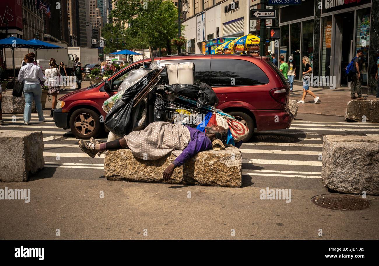 Senza tetto individuale che dorme in Herald Square a New York il Venerdì, Giugno 3, 2022. (© Richard B. Levine) Foto Stock