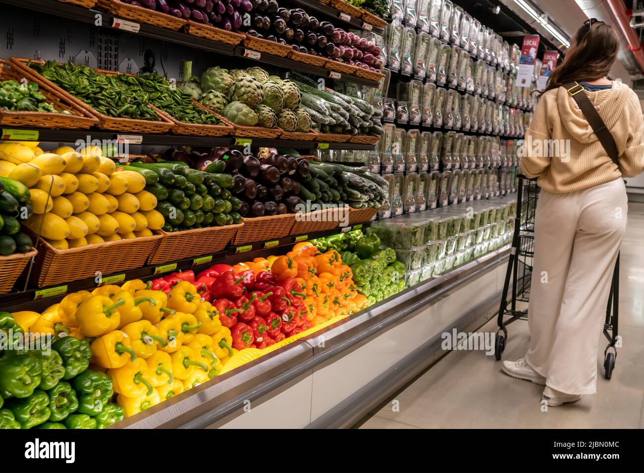 Shopping alla grande apertura di Whole Foods Market Nomad supermercato a New York il mercoledì 1 giugno 2022. Il segretario del Tesoro AMERICANO Janet Yellen ha annunciato che era in errore nell'anticipare quanto l'inflazione sarebbe stata un flagello per i consumatori. (© Richard B. Levine) Foto Stock