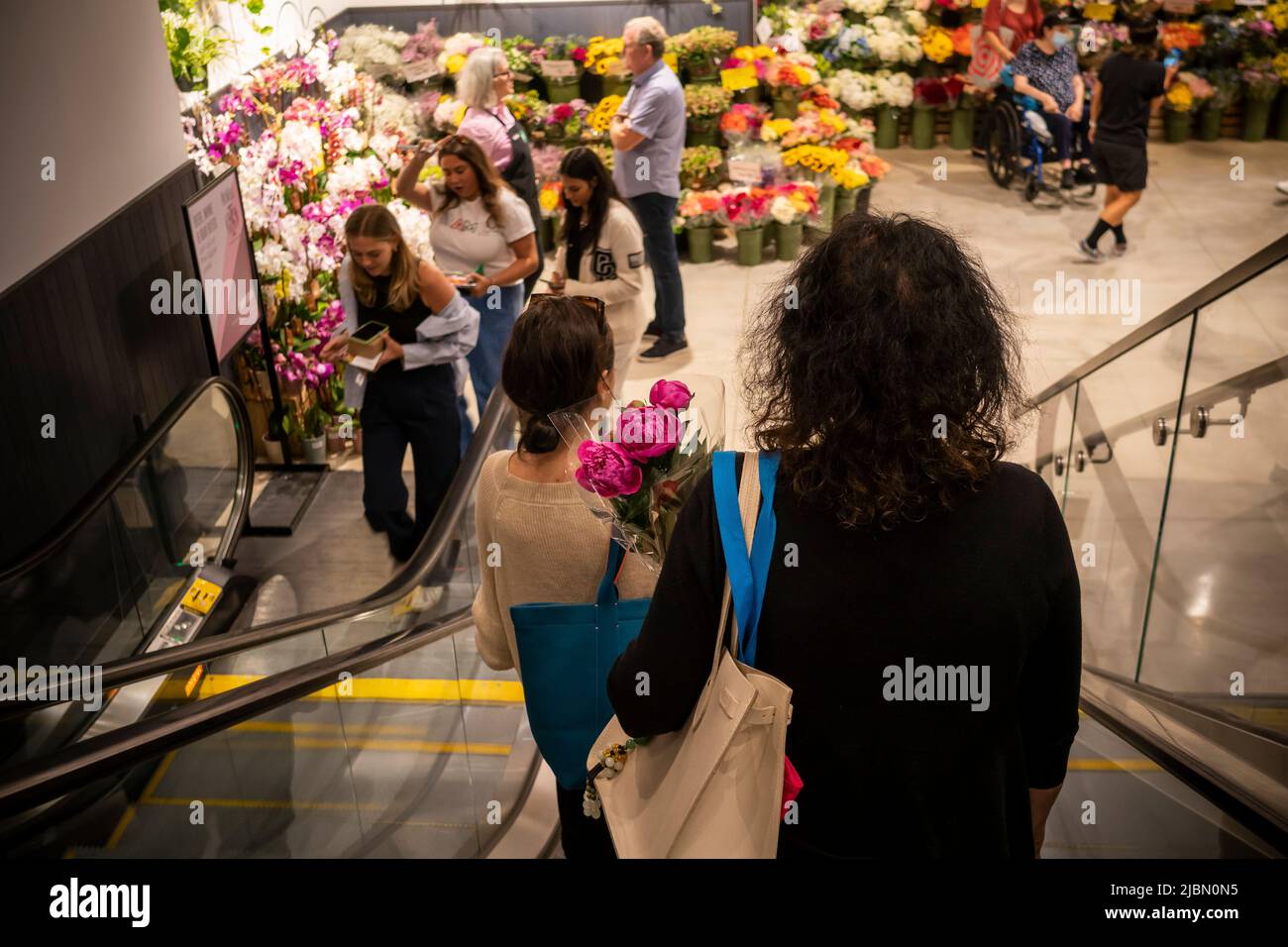 Shopping alla grande apertura di Whole Foods Market Nomad supermercato a New York il mercoledì 1 giugno 2022. Il segretario del Tesoro AMERICANO Janet Yellen ha annunciato che era in errore nell'anticipare quanto l'inflazione sarebbe stata un flagello per i consumatori. (© Richard B. Levine) Foto Stock