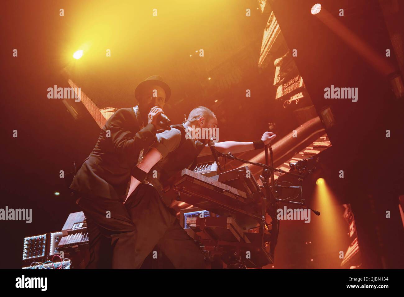 Samuel Umberto Romano e David Dileo 'Boosta' della band Subsonica Rock suonano dal vivo sul palco al Palazzo dello Sport di Roma. Foto Stock