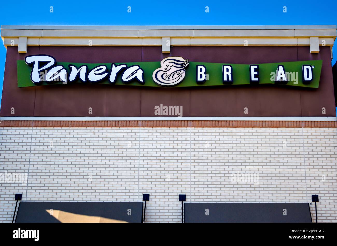 Panera Bread ristorante e caffè facciata esterna marchio e logo in lettere bianche su verde e marrone in una giornata di sole con cielo blu. Foto Stock