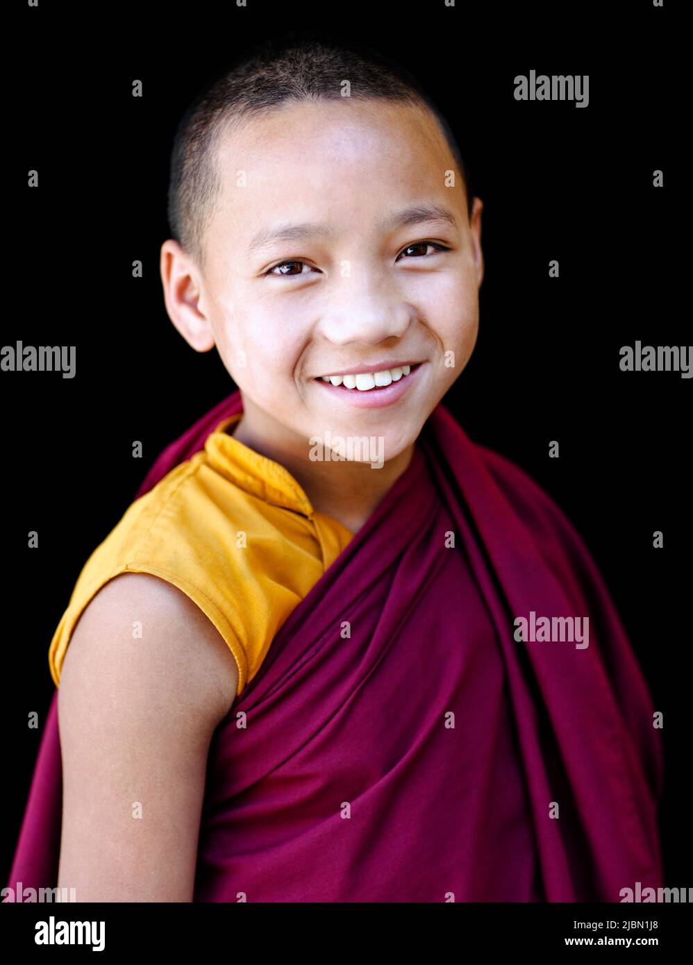 Ritratto di un giovane monaco buddista tibetano. McLeod Ganj, Dharamsala, India. Foto Stock