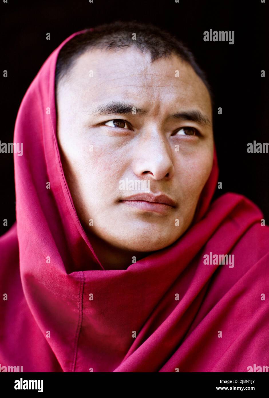 Ritratto di un monaco buddista tibetano. McLeod Ganj, Dharamsala, India. Foto Stock