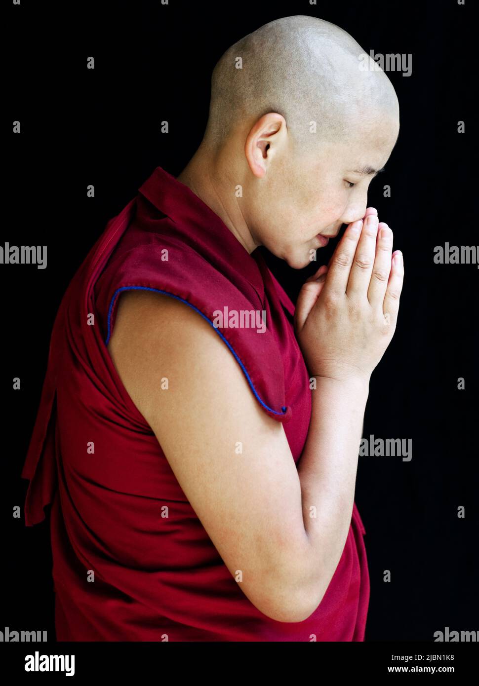Ritratto di una suora buddista tibetana. McLeod Ganj, Dharamsala, India. Foto Stock