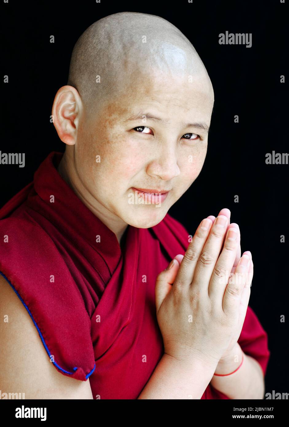 Ritratto di una suora buddista tibetana. McLeod Ganj, Dharamsala, India. Foto Stock