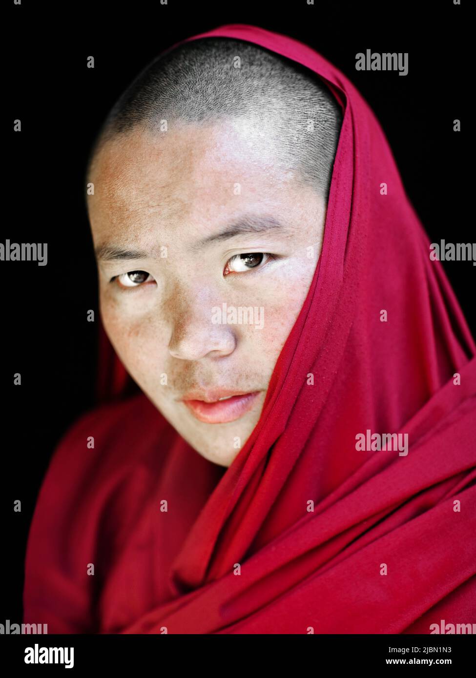 Ritratto di una suora buddista tibetana. McLeod Ganj, Dharamsala, India. Foto Stock