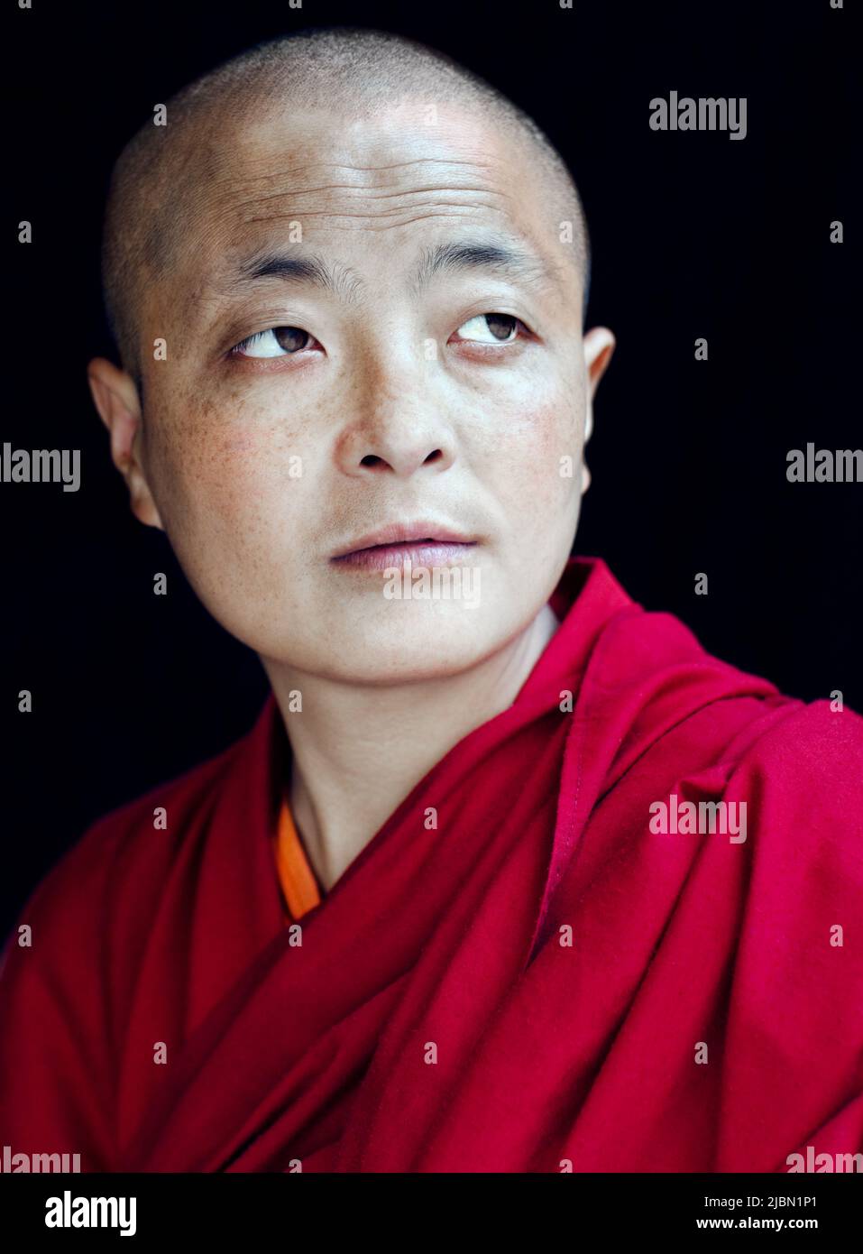 Ritratto di una suora buddista tibetana. McLeod Ganj, Dharamsala, India Foto Stock