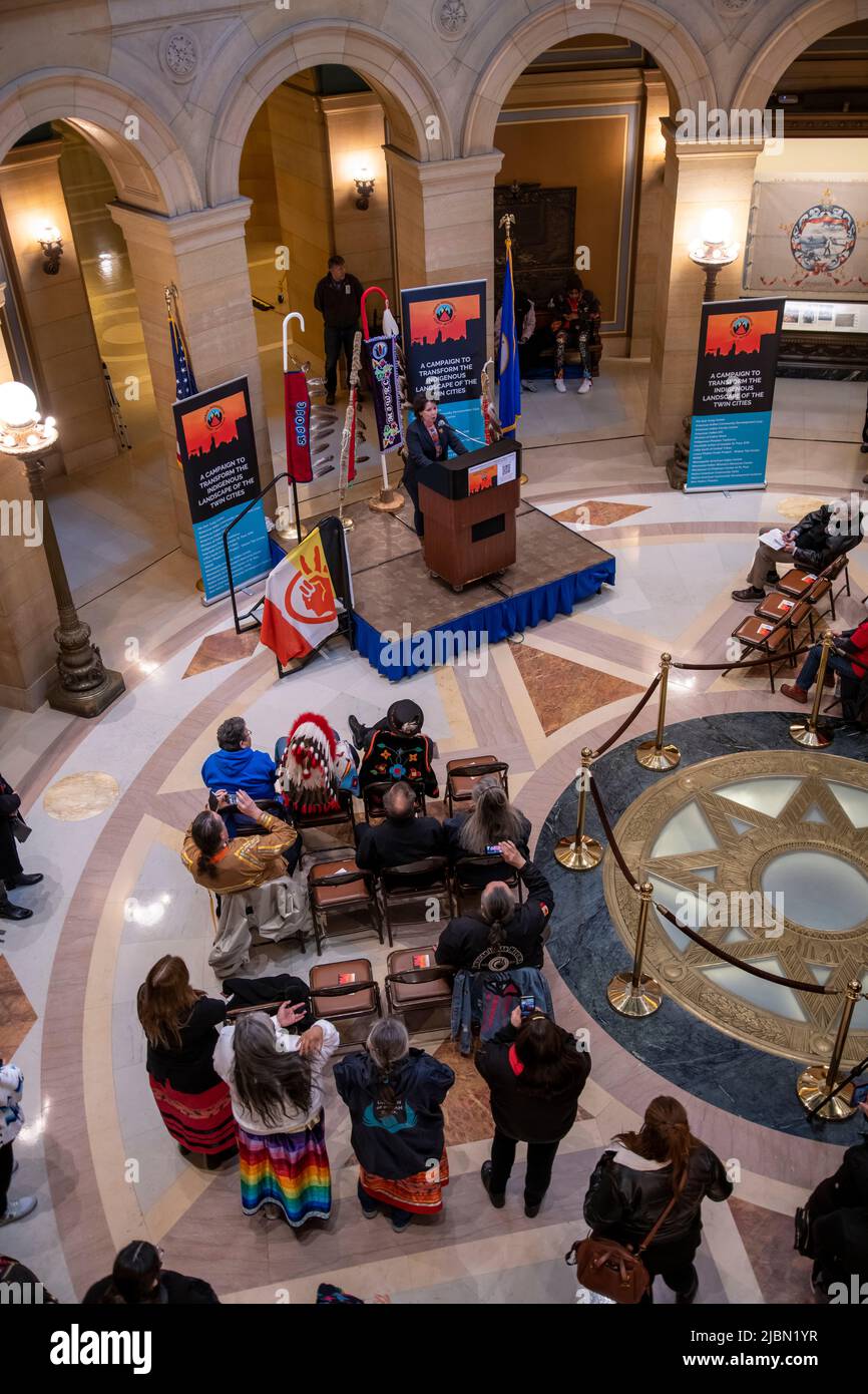 St. Paul, Minnesota. Oratore ad un raduno in Campidoglio a sostegno della legislazione per spendere quasi $84 milioni di euro per il costo di nuovi edifici per non Foto Stock