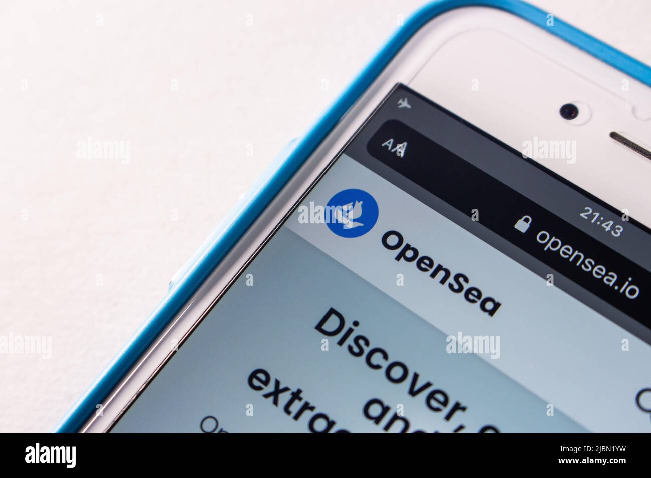 Kumamoto, GIAPPONE - Apr 26 2022 : il sito web di OpenSea su un iPhone. OpenSea è un mercato statunitense online non-fungibile token (NFT). Foto Stock