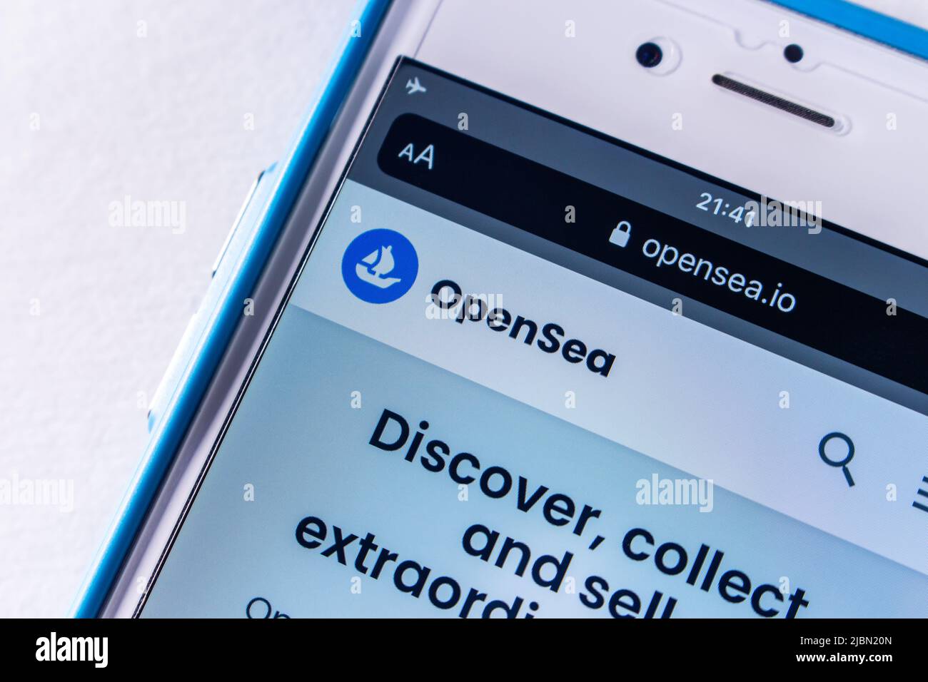 Kumamoto, GIAPPONE - Apr 26 2022 : il sito web di OpenSea su un iPhone. OpenSea è un mercato statunitense online non-fungibile token (NFT). Foto Stock