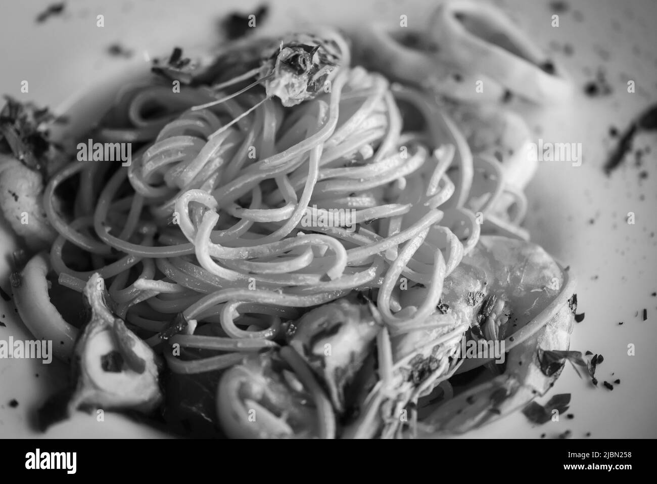 deliziosi spaghetti italiani con pesce fresco e spezie Foto Stock