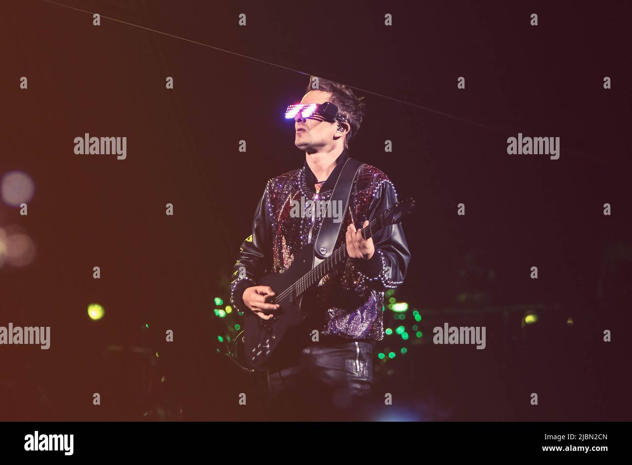 La band Matt Bellamy of Muse si esibisce dal vivo sul palco durante il tour della teoria della simulazione allo stadio Olimpico di Roma. Foto Stock