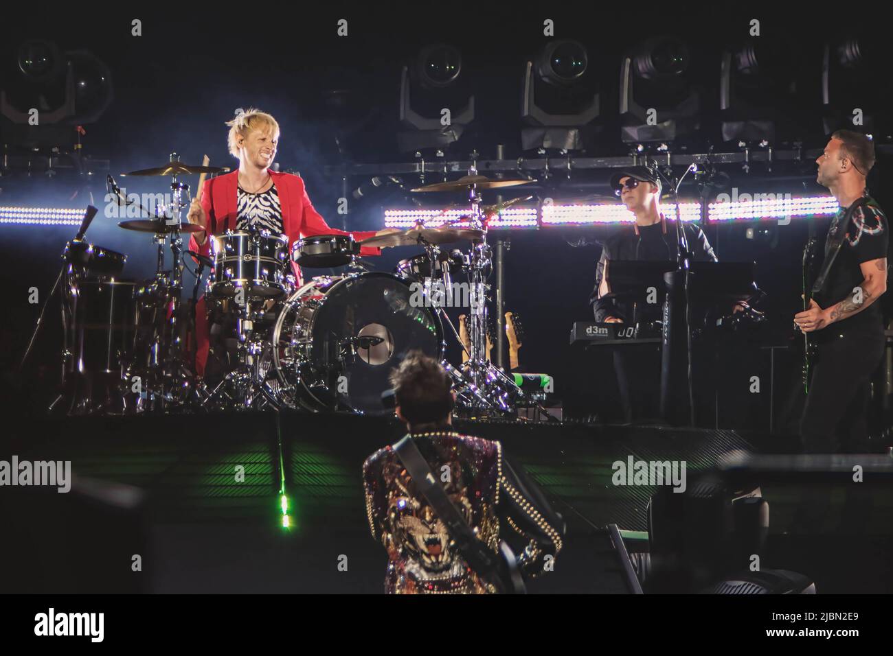La band Muse si esibirà dal vivo sul palco durante il tour della teoria  della simulazione allo stadio Olimpico di Roma Foto stock - Alamy