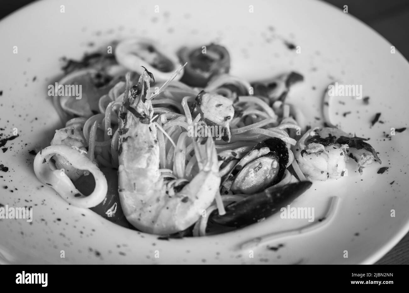 deliziosi spaghetti italiani con pesce fresco e spezie Foto Stock