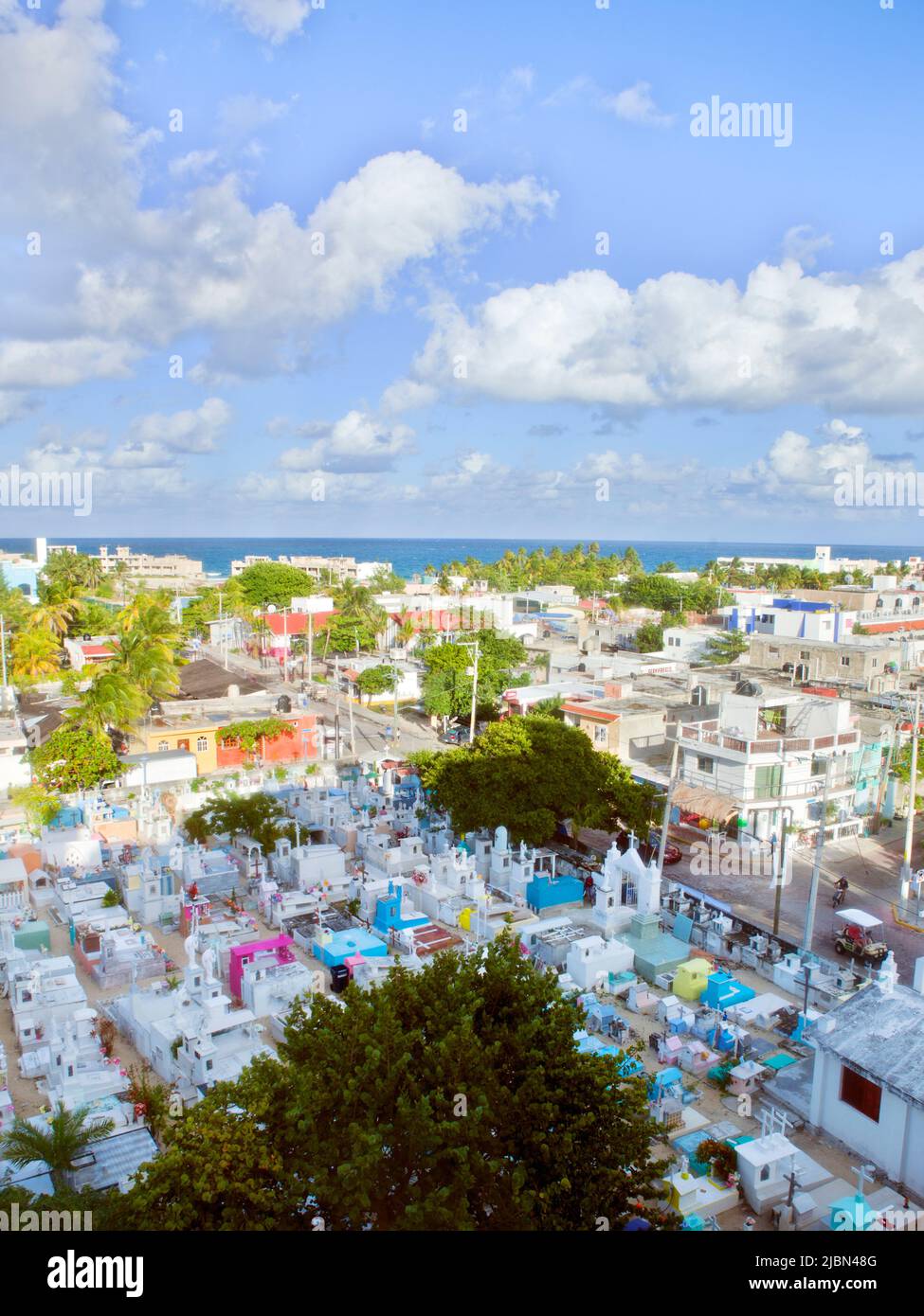 Una vista colorata del cimitero locale dalla stanza #253, una Platinum Suite a Privelege Aluxes, Isla Mujeres, Quintana Roo, Messico. Foto Stock