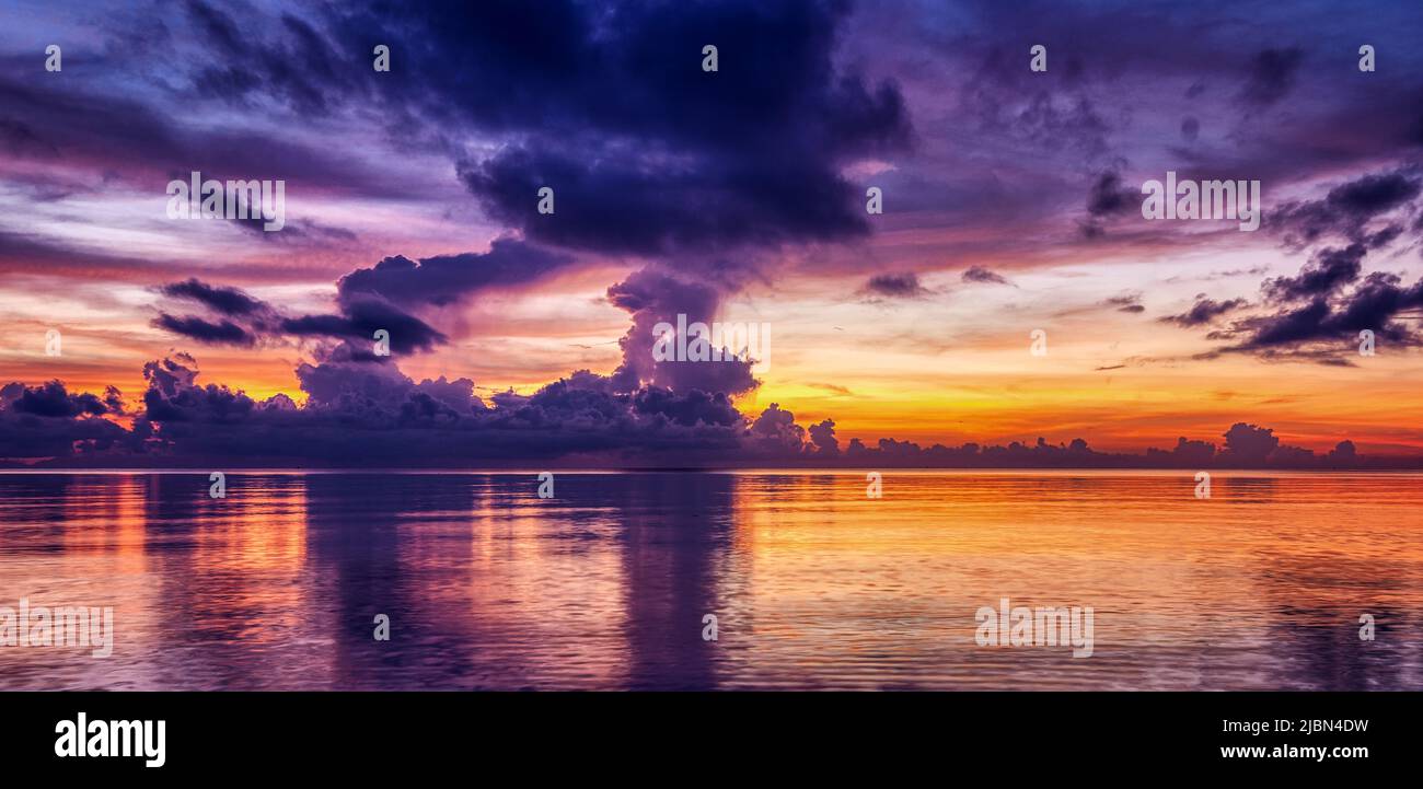 Incredibile tramonto sulla riva con sfondo di colore viola Foto Stock