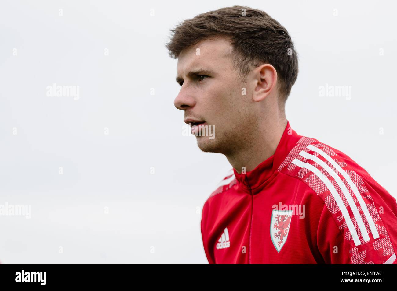 PONTYCLUN, GALLES - 07 GIUGNO 2022: Wales' Mark Harris durante una sessione di allenamento presso il centro di villeggiatura Vale davanti alla Lega A 2022 Nations League fixture / Olanda al Cardiff City Stadium il 8th Giugno 2022. (PIC di John Smith/FAW) Foto Stock