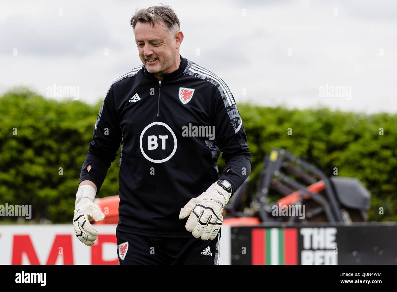 PONTYCLUN, GALLES - 07 GIUGNO 2022: Allenatore dei Goalkeepers del Galles Tony Roberts durante una sessione di allenamento presso il centro di villeggiatura Vale davanti alla Lega A 2022 Nations League fixture / Olanda al Cardiff City Stadium il 8th giugno 2022. (PIC di John Smith/FAW) Foto Stock