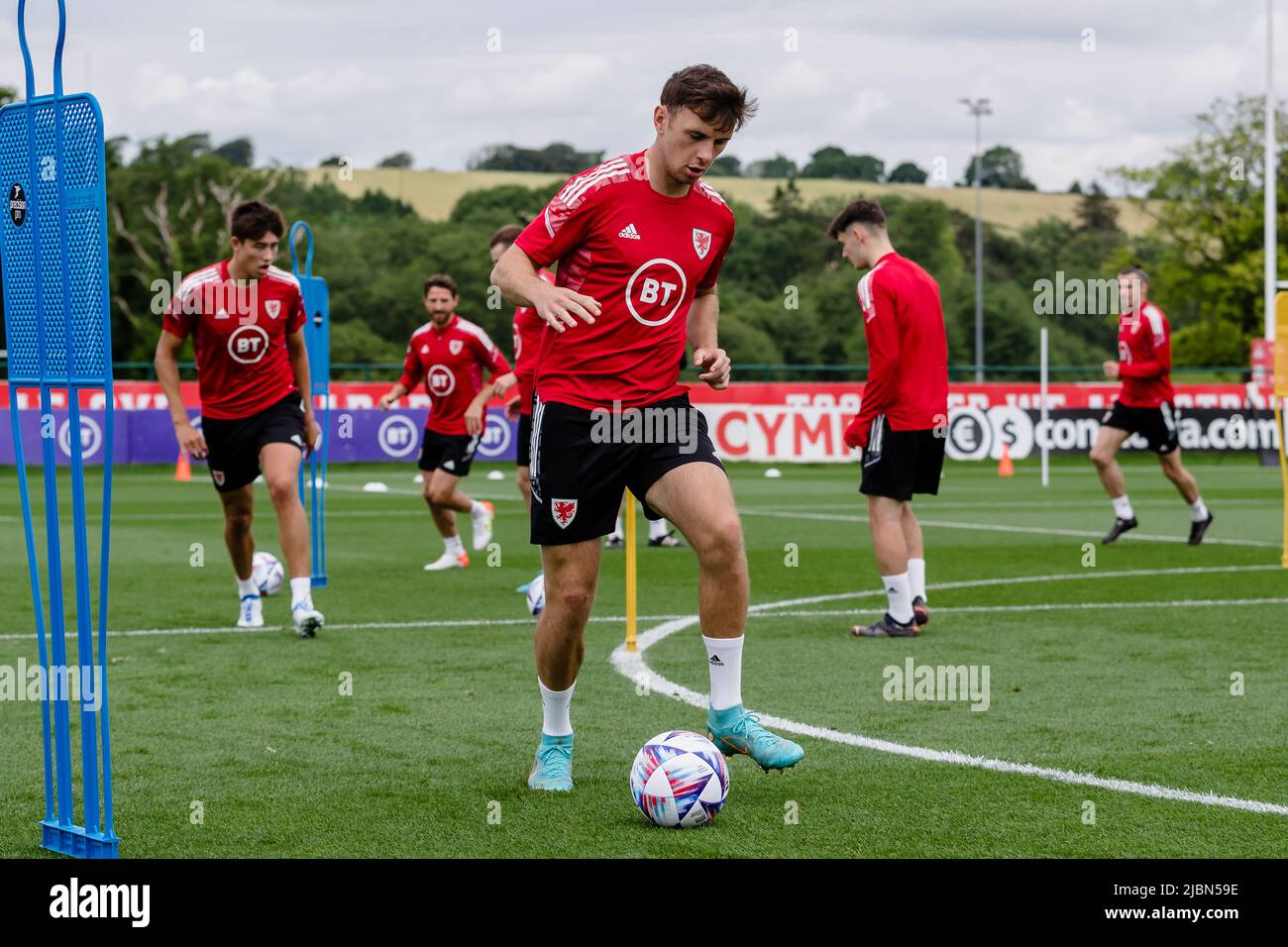 PONTYCLUN, GALLES - 07 GIUGNO 2022: Wales' Mark Harris durante una sessione di allenamento presso il centro di villeggiatura Vale davanti alla Lega A 2022 Nations League fixture / Olanda al Cardiff City Stadium il 8th Giugno 2022. (PIC di John Smith/FAW) Foto Stock