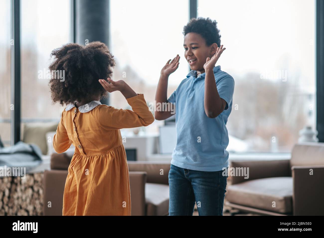 Un ragazzo e una ragazza che ballano e che guarda gioioso Foto Stock