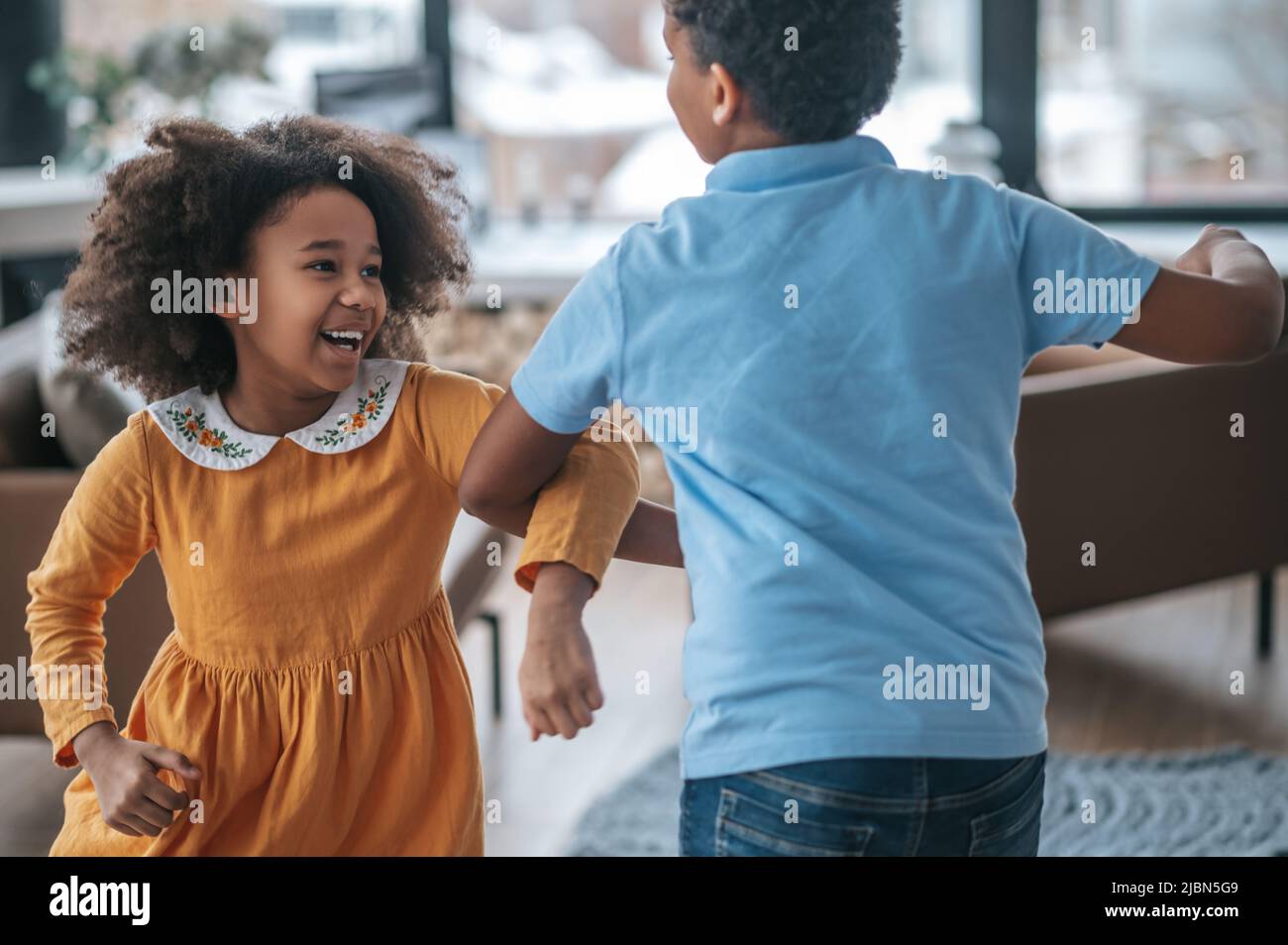 Un ragazzo e una ragazza che ballano e che guarda gioioso Foto Stock