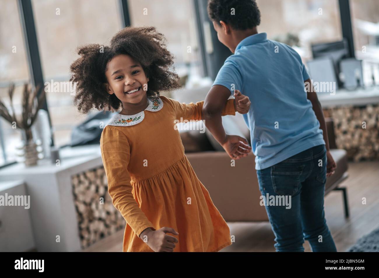 Un ragazzo e una ragazza che ballano e che guarda gioioso Foto Stock
