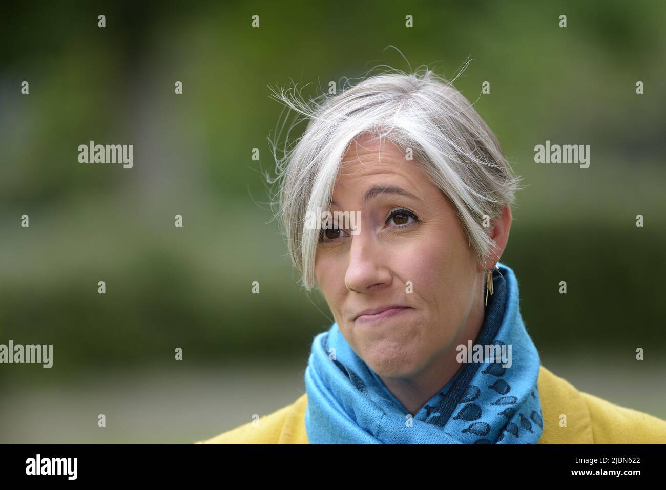 Daisy Cooper MP (LibDem: St Albans) vice lib DEM leader, a Westminster in fase di colloquio prima del voto di non fiducia a Boris Johnson, giugno 6th 2 Foto Stock