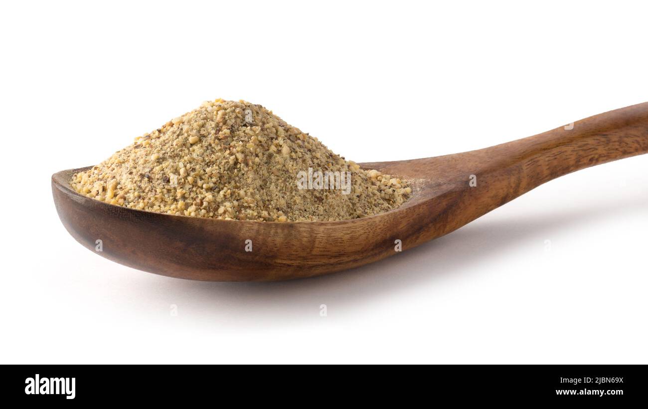 grammo di cavallo macinato, macrotiloma uniflorum in un cucchiaio di legno, legume tropicale del sud asiatico la maggior parte delle lenticchie ricche di proteine, isolato su sfondo bianco Foto Stock