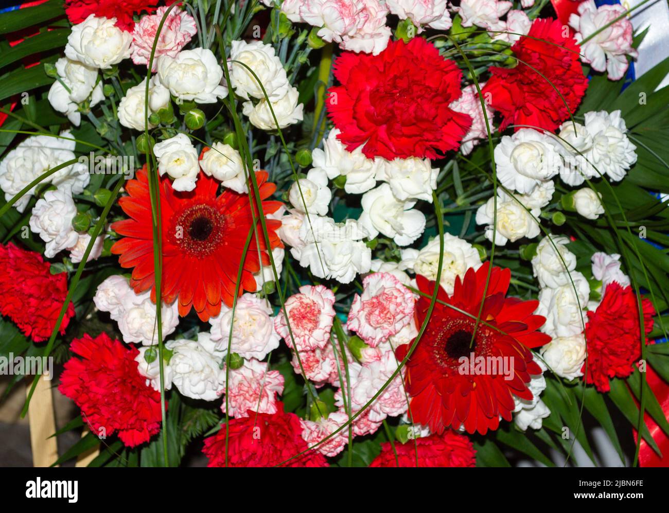 Corona di fiori sul monumento ai soldati ucraini che sono morti per la libertà della Bulgaria in Seaside Garden, Varna Foto Stock