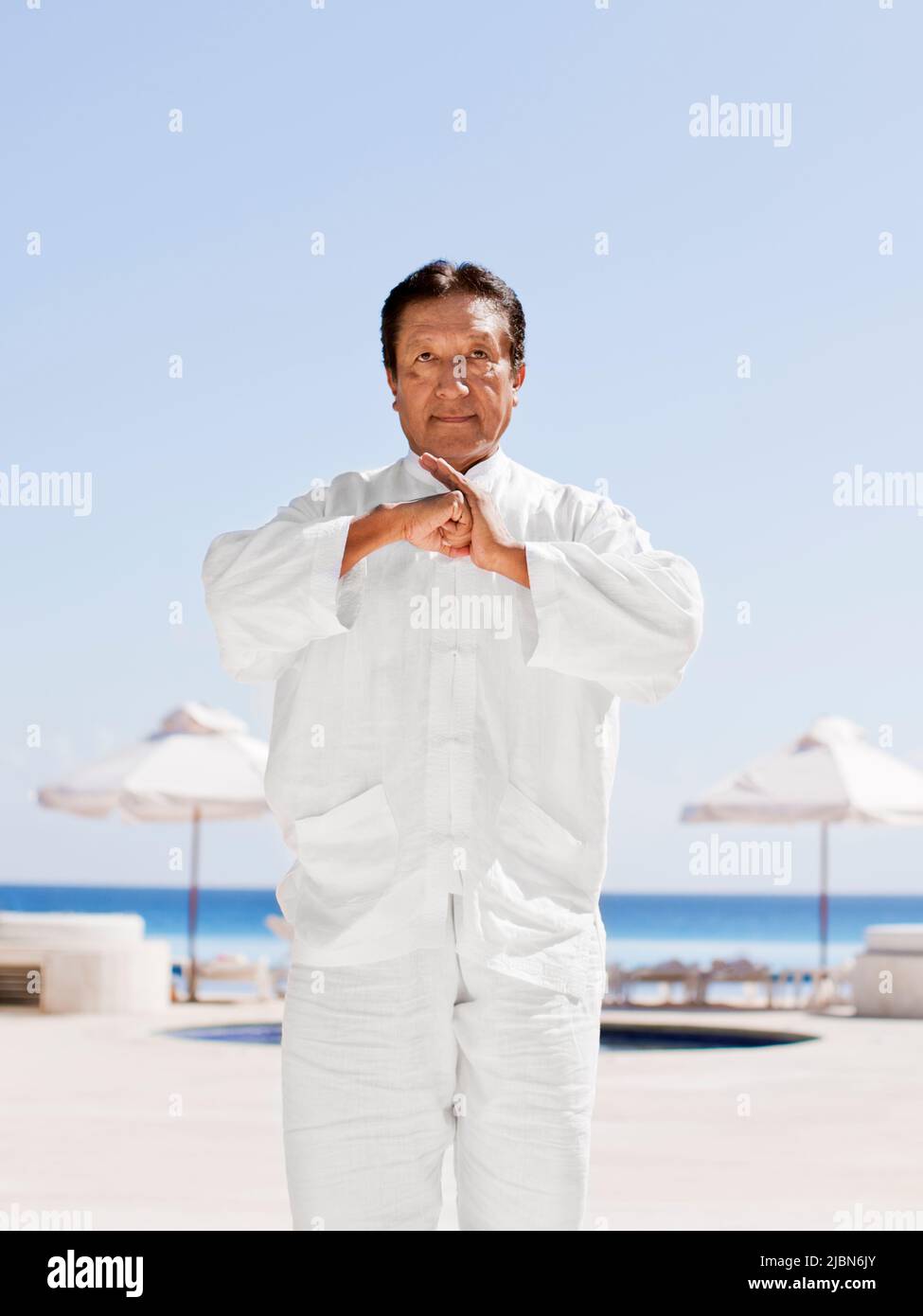 Victor, un istruttore di tai chi, chiama Billy il pappagallo, come parte del rituale di Macaw, uno dei numerosi rituali giornalieri che si svolgono al Live Aqua Resort Foto Stock