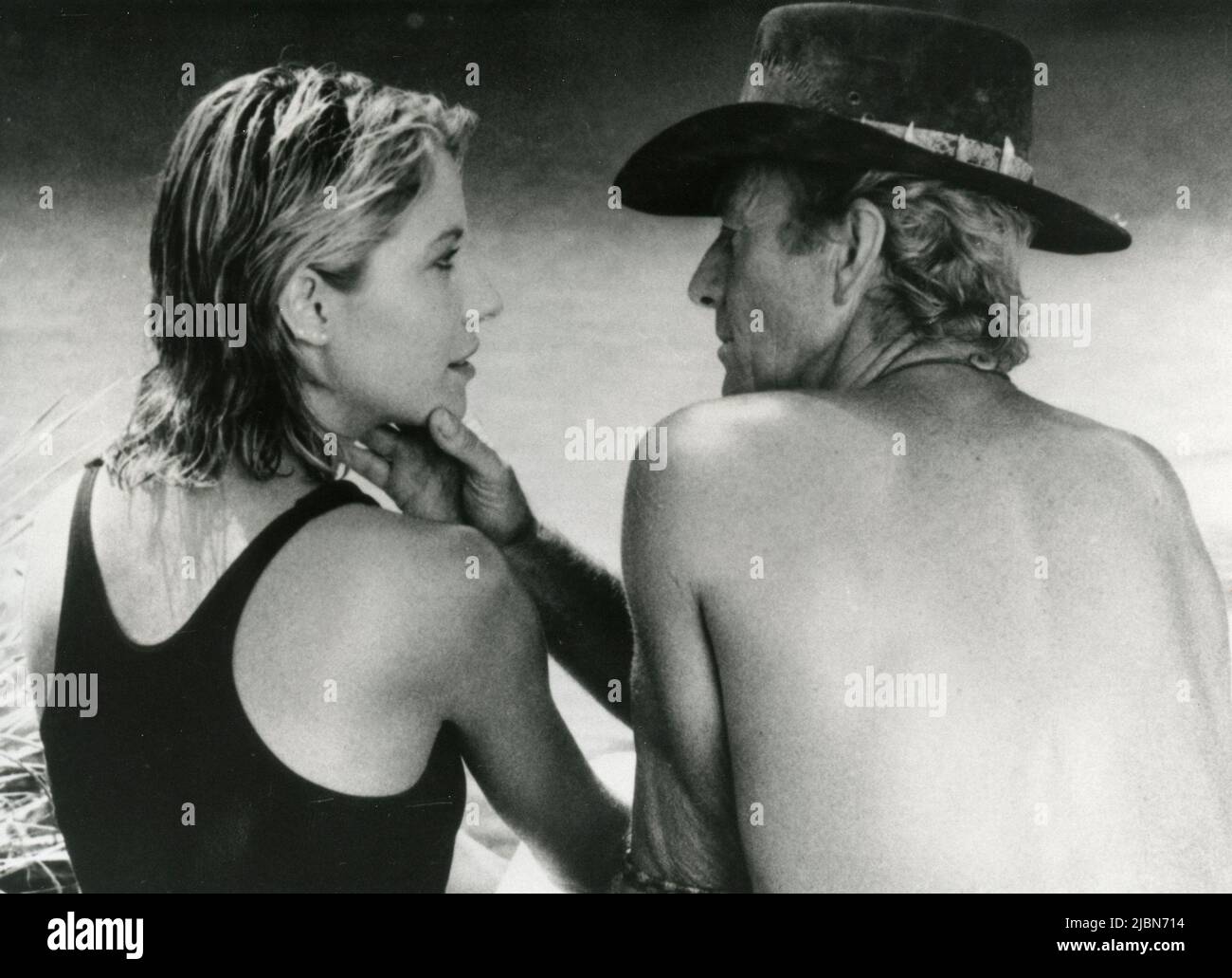L'attrice americana Linda Kozlowski e l'attore Paul Hogan nel film Crocodile Dundee, Australia 1986 Foto Stock